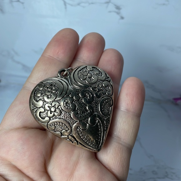 Large, lightweight heart shaped decorative embossed metal pendant for necklace - Picture 4 of 10